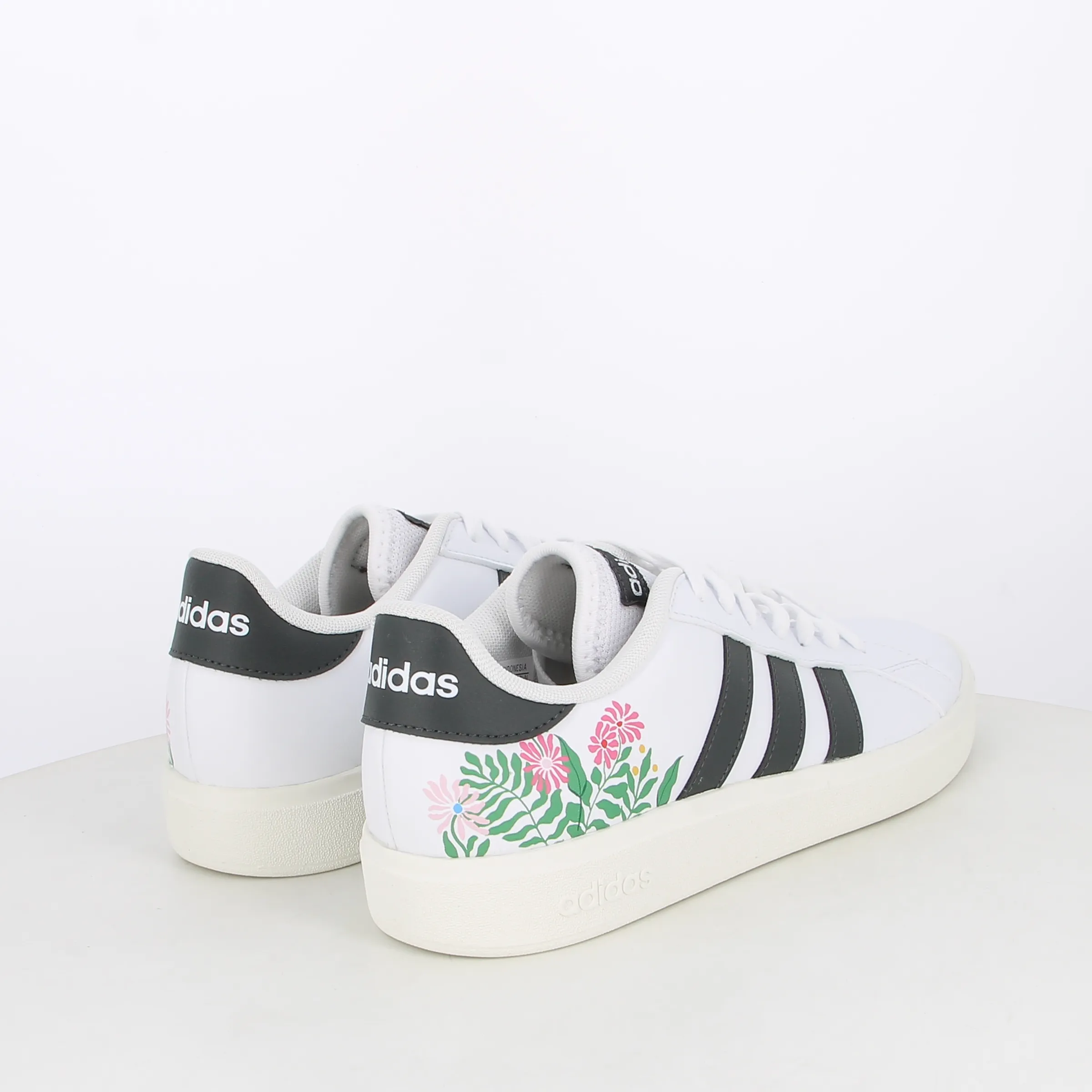 -----Adidas -----Sneakers da donna Grand Court Base IE8511 ----