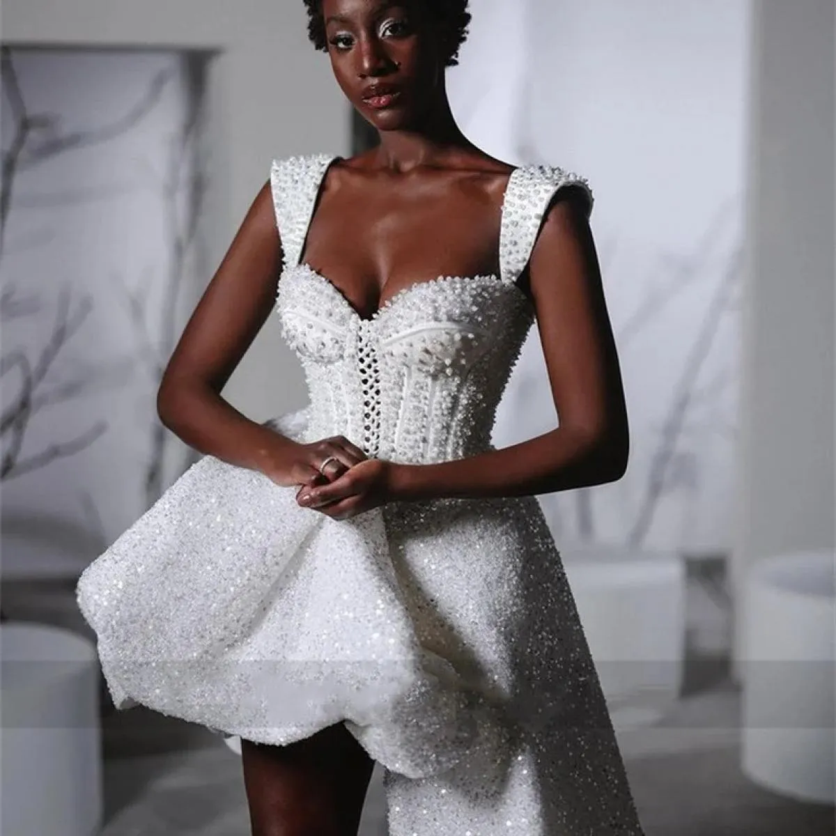 2024 Couture abiti corti in rilievo bianchi con strascico laterale corsetto asimmetrico perle mini abito da cocktail con paillet