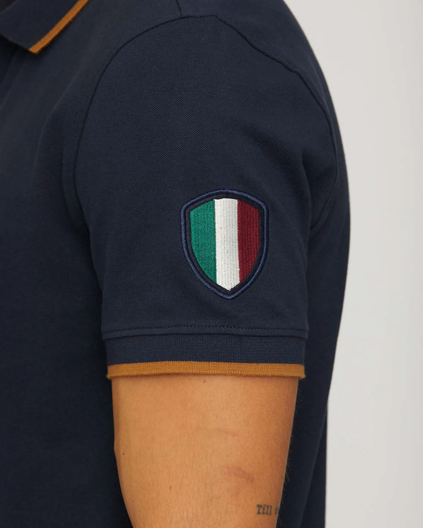 Polo blu in cotone stretch con bordino ocra e ricami Frecce Tricolori