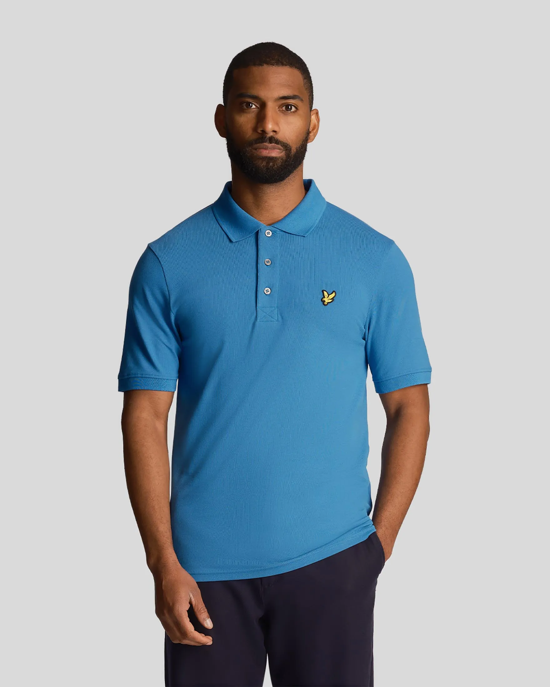 Polo blu royal mezza manica in piqué di cotone stretch con logo aquila gialla ricamato