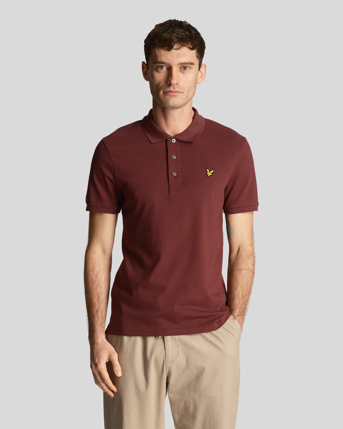 Polo bordeaux mezza manica in piqué di cotone stretch con logo aquila gialla ricamato